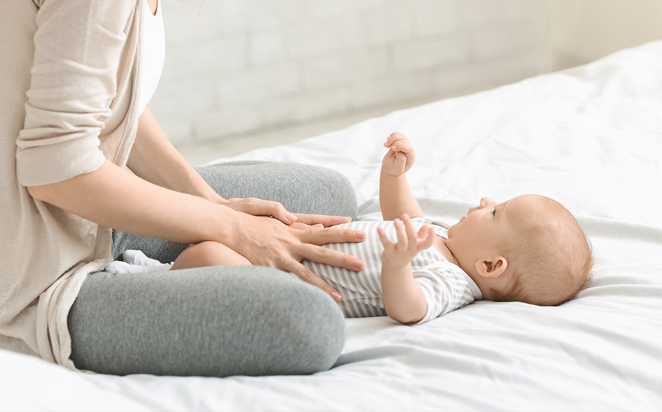 3-Monats-Koliken: So helfen Sie Ihrem Baby bei Blähungen und Bauchweh. 3-Monats-Koliken: So helfen Sie Ihrem Baby bei Blähungen und Bauchweh.